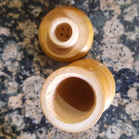 Mid-century Vintage wood salt and pepper shakers - Picture 4 of 4